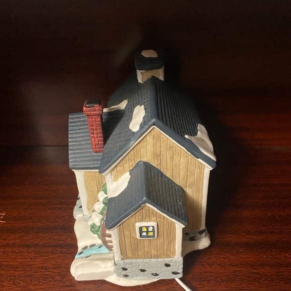 Winter Valley Village Lighted House - Picture 7 of 8